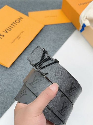 L0Uis Vuitt0N 宽40毫米，搭配精品钢扣，商务服装造型的完美搭配。