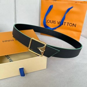 圖片包裝10 寬：35Mm 驢家新品 Ss特別限定男士休閒腰帶 搭配原版雙面小牛皮壓飾有米格紋路 新款綠色游邊 搭配全新字母搭扣 與腰帶相結合 雙面用