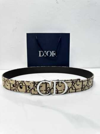 迪奥 宽度3.5Cm 这款腰带扣以 Oblique Cosmo 图案金属饰牌诠释品牌经典图案，以金色 白色饰面以不锈钢精心打造。可与各式 35 毫米腰带搭配，提 - 点击图像关闭