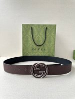 gucci 宽度4.0Cm 早春系列透过现代视角焕新诠释品牌经典元素。这款腰带以牛皮革匠心打造，巧妙缀饰互扣式双G搭扣，搭配嵌花牛皮革。这款腰带正面以灰色牛皮革
