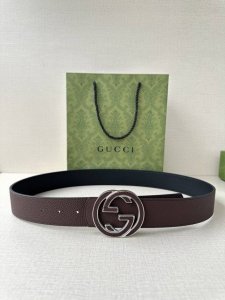 gucci 宽度4.0Cm 早春系列透过现代视角焕新诠释品牌经典元素。这款腰带以牛皮革匠心打造，巧妙缀饰互扣式双G搭扣，搭配嵌花牛皮革。这款腰带正面以灰色牛皮革