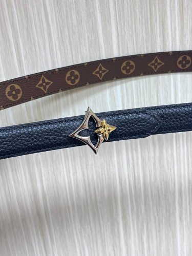 2.0宽，当季新款，双面腰带一面进口牛皮，另一面进口帆布印花，搭配精品四心口，做工精细，实物实拍，是女神的必备之一。