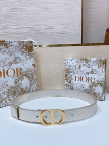 D Ior Montaigne *Cd*腰带 饰有*Christian Dior*标志 富有光泽的金色饰面金属细节 两个可拆卸环 小牛皮腰带 3.4Cm