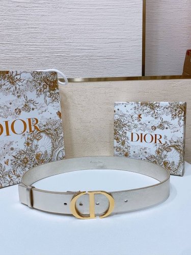 D Ior Montaigne *Cd*腰带 饰有*Christian Dior*标志 富有光泽的金色饰面金属细节 两个可拆卸环 小牛皮腰带 3.4Cm