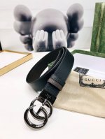 gucci双面皮革腰带，采用织纹皮革打造，装饰Gg带扣。金属配件深受品牌辉煌的70年代经典设计所影响，得以重新诠释。3.7Cm宽