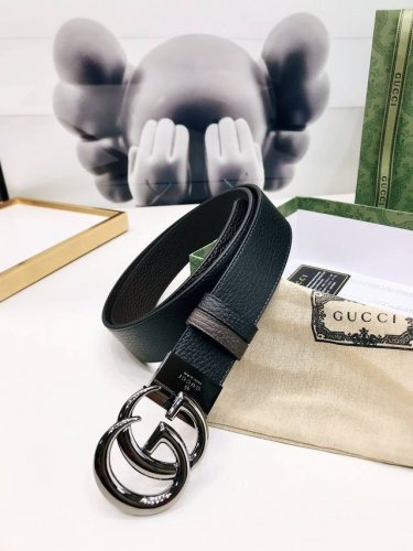 gucci双面皮革腰带，采用织纹皮革打造，装饰Gg带扣。金属配件深受品牌辉煌的70年代经典设计所影响，得以重新诠释。3.7Cm宽