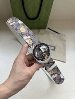 宽度3.8Cm Gucci Gg Marmont系列每一季都会推陈出新，为灵感源于70年代的标志性Gg配件注入宠物现代精髓。这款Gg Supreme帆布腰带反面