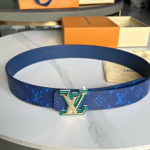 圖片包裝10 寬：40Mm 驢家新品 雙面均可使用 一面為柔軟的十字紋小牛皮 另一面配以色彩繽紛的帆布製作 全新字母搭扣設計與腰帶搭配相呼應 成為獨特的亮眼之作