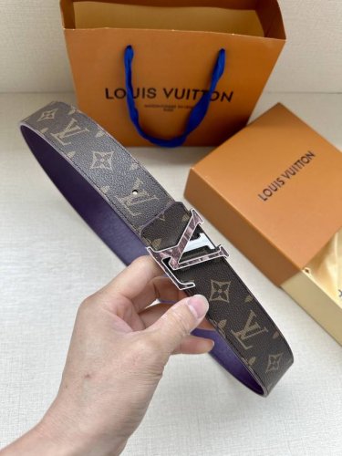 特 4.0宽 Lv Optic 双面腰带聚焦经典 Monogram 图案：一面呈现标志性印花帆布，另一面选用亮色皮革。色彩层叠令 Lv Optic 搭扣倍显瞩目