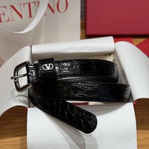 华伦天奴新款腰带针扣头层牛皮，纯钢五金扣，极度优雅，为经典内敛中加入瞩目的光泽，瞬间提升整体造型质感.宽度2.5Cm
