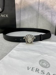 宽度3.0Cm Versace此款柔软的皮带配有立体美杜莎腰带搭扣，拥有3D立体饰面，与连衣裙、正装或休闲丹宁单品搭配相得益彰。