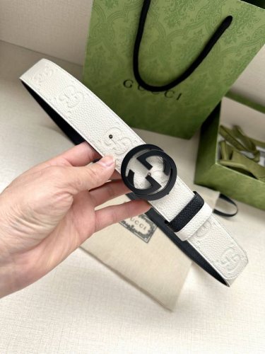 特 Gucci 宽度4.0Cm每一季，品牌典藏设计中的标志性元素都会吐故纳新，为经典注入新意。Guccio Gucci字母交织图案巧妙融入纹理和材质，以印花压纹