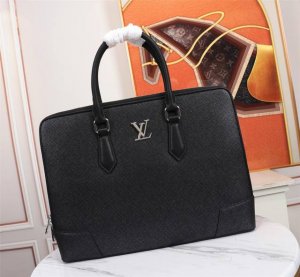 顶级原单品质 年最新款Lv公文包 欧洲原厂进口牛皮勾勒标志性线条，采用进口设备制作，时尚潮流，专柜品质，更有拉链袋与内贴袋融入功能性，提供传统公文包之外的潮流之