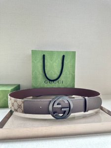 宽度4.0 Cm这款宽版腰带饰有经典双G细节，令人联想起古驰宠儿精选手袋中的Gg Marmont系列单品。这一金色调配件由70年代典藏的腰带扣演化而来，每一季都