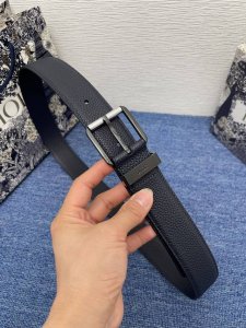腰带P 35 毫米海军蓝色粒面牛皮革 编号: 4333Rutam_H56E。 这款腰带采用海军蓝色粒面牛皮革精心制作，饰以复古银色饰面黄铜针扣，彰显优雅时尚风范