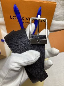 等级：原单专柜同步，原单扣头，原版包装.实物拍摄，绝对是头层牛皮货真价实 DDD 材料，头层荔枝纹 DDD 编号：宽度 3.5 # DDD