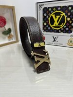 品名：Lv..路易..威登 材质：原单牛皮腰带 百分百头层牛皮腰带保证真皮，24K纯钢扣，专柜原单品质、做工精细，时尚大牌，送人自用首选 包装：