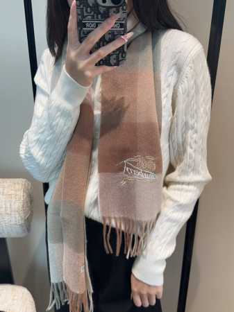 家属福利来了！！巴宝莉高端重磅男士围巾！ 怒赞推荐，激动~！！下手绝对要快，同步专柜，最高端的男士款~工艺难度大，超级无敌软糯 渐变效果围巾！我们这个价格P真的 - 点击图像关闭