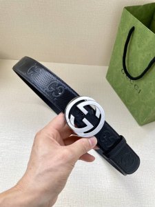 宽度4.0Cm Gucci将古驰过去和现在设计理念联系起来，综合以新的方式出现，并带有当代流行元素。Gucci的字母组合在这条腰带上的黑色皮革上以浮雕细节的形式
