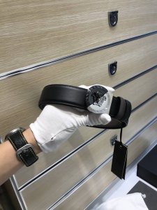配送专柜包装 打孔针 批专柜同款、实拍专柜官网，尺寸:宽35Mm，原版立体半脸间色美人头扣 ，极富设计美感 ，双面采用进口原版小牛皮，彰显个性，清晰美观，皮质软