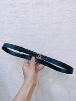 Chanel Cc雕刻工艺Logo扣 小牛皮腰带 手感柔软 2.0Cm、扣子小巧 一改往日粗旷浮夸的大Logo腰带风格 必入单品