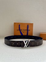 4.0宽 Lv Line 双面腰带以 Monogram Eclipse Reverse 帆布和牛皮革展露潮流气息，并将相同色彩理念延续至边染 与当季鞋履搭配相宜