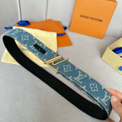 特 寬：40Mm 驢家新品 寬度40Mm 驢家S新品腰帶系列 意大利原廠牛仔布皮料 小牛皮內里 扣頭採用新型样式效果工藝 全方位精打細磨 精密度厚金電鍍 雙面用