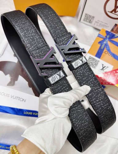 皮带：Lv..路易..威登顶级复刻. 腰带：原单品质百分百头层牛皮，保证真皮。边框叠色工艺.真空电镀.永不掉色.24K纯钢扣头层特种海豹皮双面可用专柜同等质量，