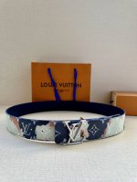 特 本款4.0宽Lv Initials 双面腰带以醒目图案描摹烧焦的纸张 唤起对熊熊篝火和户外时光的回忆 素净一面展露经典格调 做旧 Lv Initiales