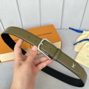 寬度：35Mm 驢家最新品 男士經典頂級休閒腰帶 寬度35毫米 品牌頭層雙面小牛皮底 全新開模精品針扣設計 尾部有相同五金品牌字樣 與腰帶相呼應！多色選