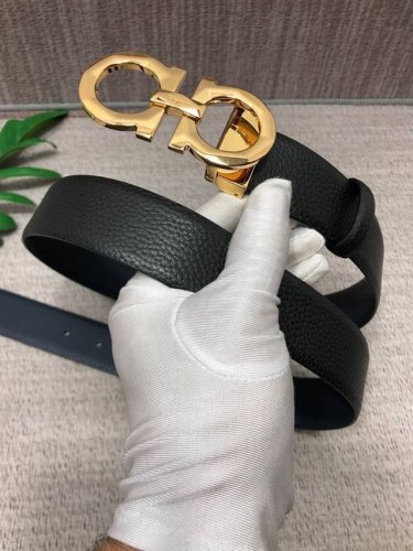 配全套包装礼盒 菲拉格慕：原单双面头层牛皮荔枝纹带身，黑兰双色一体，配全套包装 支持Nfc扫描！五金可随意搭配，可双用可裁剪，原产皮料定制，专柜宽度3.5Cm