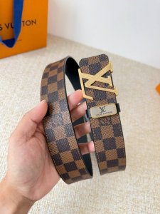 品名： Lv..路易..威登腰带皮带原单 型号：挂扣，经典纯钢材质挂扣，头层牛皮，图片实物拍摄 材料：头层牛皮，挂扣系列，纯钢材质扣头，钯镀电镀工艺永不掉色。原