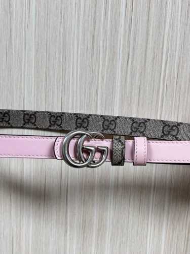 2025秋冬系列焕新演绎富有辨识度的Gg Marmont系列。这款双面窄版腰带采用Gg印花压纹皮革与皮革材质匠心打造，缀饰双G搭扣。 商品细节 一面为粉色Gg印