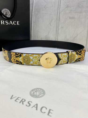 宽度4.0Cm Versace 范思哲 此款Palazzo腰带采用牛皮革面料制作，并饰有Le Po Classique图案印花和标志性的美杜莎五金真空电镀配件