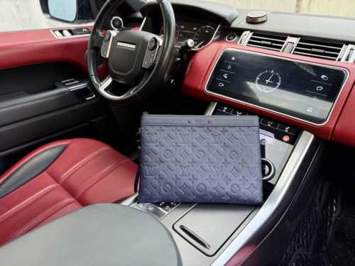 高端货 新款 “ Louis Vuitton”Lv手拿包 路易威登手拿包 Louis Vuitton Pochette To-Go 品牌印花Logo拉链开合 皮