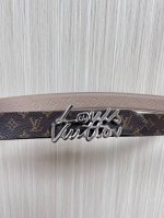 当季新款，腰带取材雍容牛皮革和 Monogram 帆布，便于随心切换两 式风尚。路易威登手写体标识化身为宽幅金属搭扣，于中央点亮视线 焦点，可为休闲和正式造型注