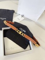 特 赛琳、Taurillon 中腰 金色饰面金属件 钩扣 每个中央方形金属件上均镌刻Celine Paris标识。 可调节均码腰带，配滑扣。