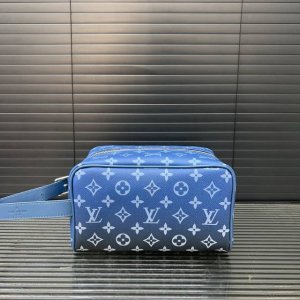 Louisvuitton 路易威登 Lv印花洗漱包袋 手拿包 化妆包 经典百搭 实物拍摄 原厂原版面料 配送防尘袋 礼盒 12 X 22 Cm。