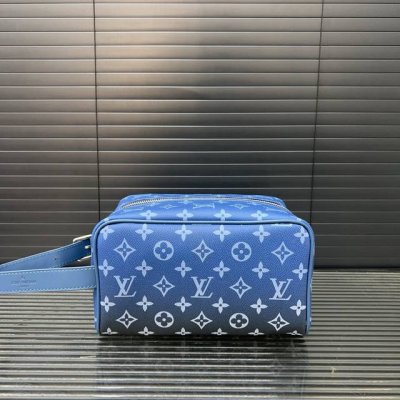 Louisvuitton 路易威登 Lv印花洗漱包袋 手拿包 化妆包 经典百搭 实物拍摄 原厂原版面料 配送防尘袋 礼盒 12 X 22 Cm。