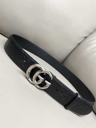 Gucci 古琦 4.0寬marmont系列印花压纹皮革腰带 Guccio Gucci字母交织图案巧妙融入纹理和材质变化，以印花压纹形式点缀在这款腰带的黑色皮革 - 点击图像关闭