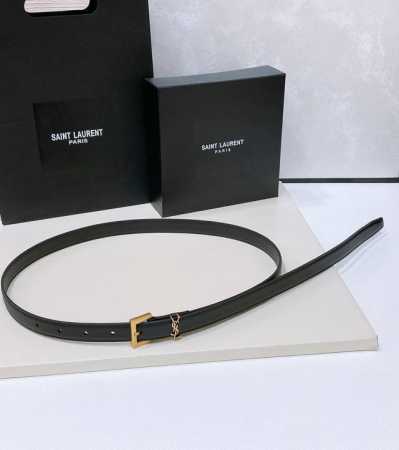 杨树林 Salnt.Laurent.Paris. Le Cassandre羊皮纹皮革腰带 腰带搭配可调节加长方扣和Le Cassandre环扣。镌刻圣罗兰 Pa - 点击图像关闭