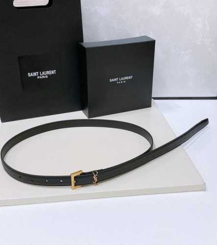 杨树林 Salnt.Laurent.Paris. Le Cassandre羊皮纹皮革腰带 腰带搭配可调节加长方扣和Le Cassandre环扣。镌刻圣罗兰 Pa