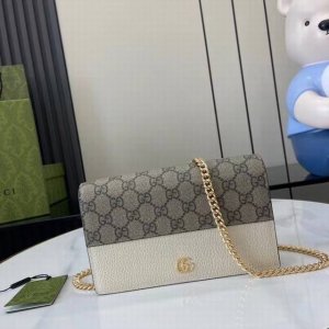顶配版 Gg Marmont系列这款Gg Marmont系列链条包采用经典耐看的白色皮革制作，为 Aria-时尚咏叹调 系列再添经典之作。双G配件源于70年代的