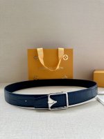 3.4宽 本款 Lv Heritage 双面腰带以压鳄鱼皮革和光滑皮革呈现纹理之间的瞩目对比，搭配金属搭扣，成就优雅摩登之选