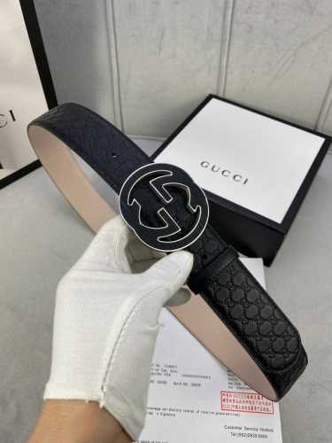 宽度4.0Cm Gucci 互扣式双G钢扣腰带，采用热压印技术的Gucci Signature皮革精制而成，触感厚实，印花图案清晰分明。