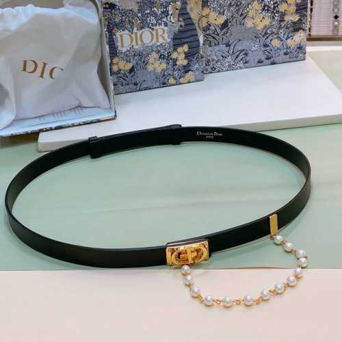 特 D Ior 24独家Montaigne Cd 腰带扣 内侧饰以 Christian Dior Paris 标志 链条搭配白色玻璃珠饰 后侧滑动设计可调节贴合