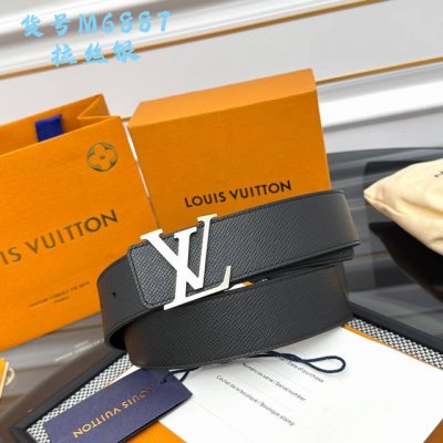 Lv Optic 40 毫米双面腰带取材丝滑牛皮革，中央 Lv Initiales 搭扣在浓郁色调中亦可呈现鲜明轮廓，为整体造型注入当代个性。