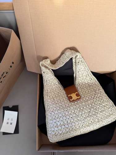 配盒 Size：40*26Cm Celine 拉菲草 草编包 一直很喜欢的包 颜值超级在线哦 越背越顺手
