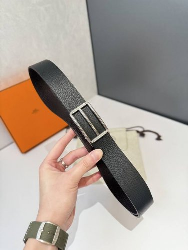 爱~马仕 Her~MèS 腰带是奢侈品牌爱马~仕的经典配饰之一，以其高品质的皮革、精湛的工艺和标志性的设计闻名。 自动平滑扣腰带 精钢五金 搭配原版皮腰带身 长