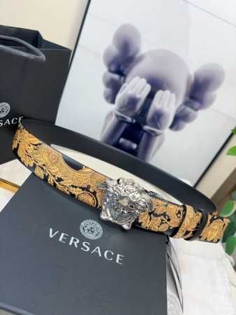 特 范思哲Versace此款醒目个性的腰带采用皮革制成，饰有Barocco 660印花，搭配一枚La Medusa搭扣。4.0Cm宽， - 点击图像关闭